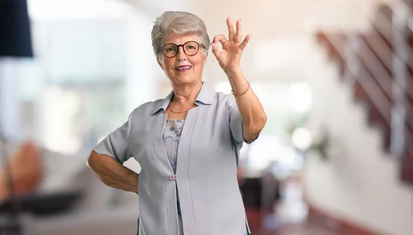 Bella Donna Anziana Allegra Fiduciosa Facendo Gesto Eccitato Urlando Concetto — Foto Stock