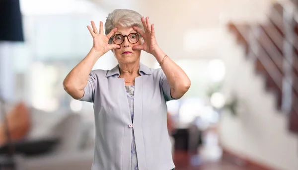 Mulher Sênior Bonita Surpreso Chocado Olhando Com Olhos Largos Animado — Fotografia de Stock