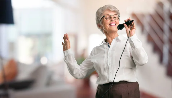 Hermosa Mujer Mayor Feliz Motivada Cantando Una Canción Con Micrófono — Foto de Stock