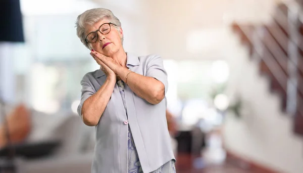 Schöne Seniorin Müde Und Sehr Schläfrig Sieht Bequem Und Entspannt — Stockfoto