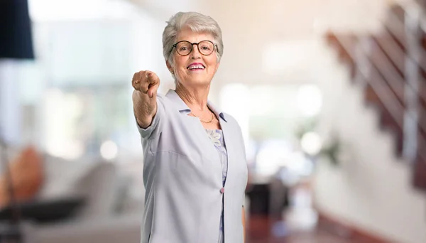 Mulher Sênior Bonita Alegre Sorridente Apontando Para Frente Casa — Fotografia de Stock