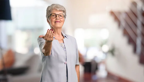 Beautiful Senior Woman Inviting Come Confident Smiling Making Gesture Hand — Stock Photo, Image