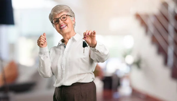 Beautiful Senior Woman Happy Smiling Holding Keys Car Confident Offering — Stock Photo, Image