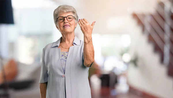Beautiful Senior Woman Holding Something Hands Showing Product Smiling Cheerful — Stock Photo, Image