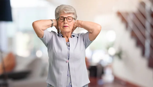 Schöne Seniorin Die Die Ohren Mit Den Händen Bedeckt Wütend — Stockfoto