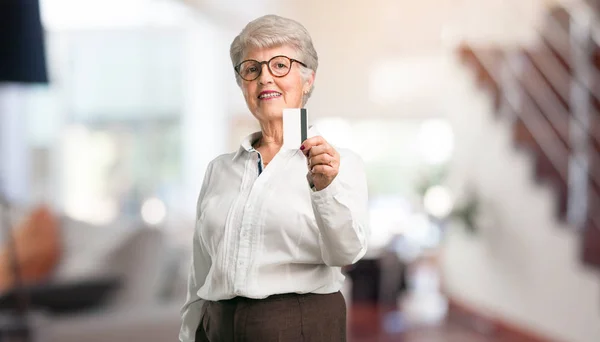 Belle Femme Âgée Gaie Souriante Très Excitée Tenant Nouvelle Carte — Photo