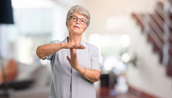 Belle Femme Âgée Fatiguée Ennuyée Faisant Geste Timeout Doit Arrêter — Photo