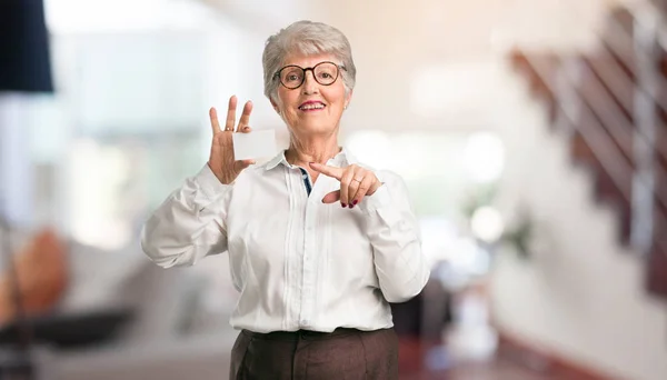 Beautiful Senior Woman Smiling Confident Offering Business Card Has Thriving — Stock Photo, Image