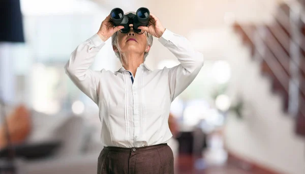 Beautiful Senior Woman Surprised Amazed Looking Binoculars Distance Something Interesting — Stock Photo, Image