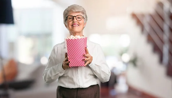 Schöne Seniorin Glücklich Und Fasziniert Hält Einen Gestreiften Popcorn Eimer — Stockfoto