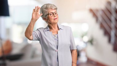 Önde, el koyarak güzel kadın kıdemli ciddi ve kararlı, dur jest, inkar evde kavramı.