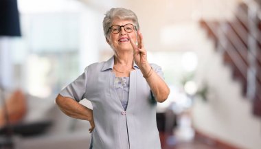 Üç numara, sayma sembolü, matematik, kendinden emin ve neşeli kavramı evde gösterilen güzel kadın kıdemli.