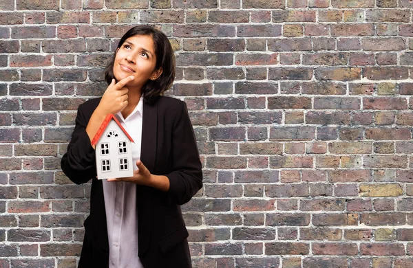 Latim Mulher Negócios Segurando Uma Casa — Fotografia de Stock