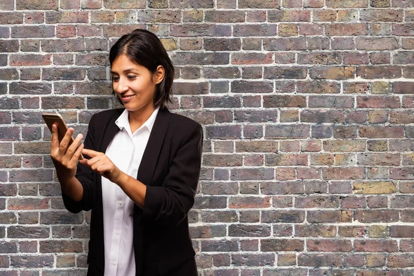 Donna Affari Latina Che Parla Telefono Cellulare — Foto Stock