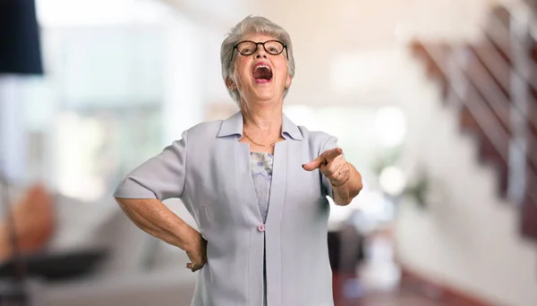 Piękna Kobieta Senior Krzycząc Śmiejąc Się Drwi Innego Ideę Kpiny — Zdjęcie stockowe