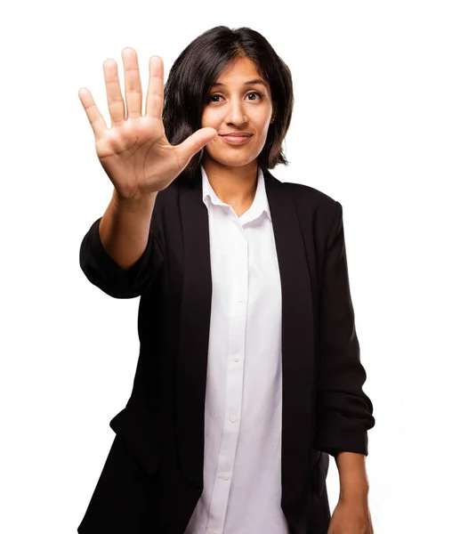 Λατινική Γυναίκα Κάνει Αριθμό Πέντε Χειρονομία — Φωτογραφία Αρχείου