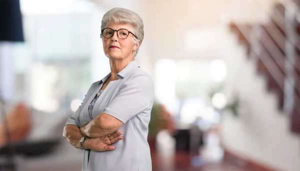 Piękna Kobieta Senior Przekraczania Jego Ramiona Poważne Nakładające Czuje Się — Zdjęcie stockowe