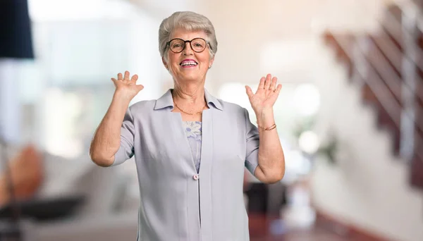 Mulher Sênior Bonita Rindo Divertindo Sendo Relaxado Alegre Sente Confiante — Fotografia de Stock