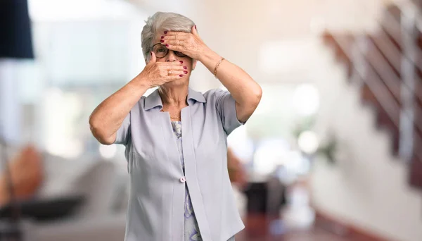 Mulher Sênior Bonita Olhando Através Uma Lacuna Escondendo Gritando Casa — Fotografia de Stock