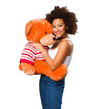 büyük bir oyuncak ayı tutan genç siyah kadın