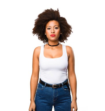 Beyaz arka plan üzerinde siyah kadın ayakta izole genç