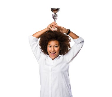 bir kupa tutan genç siyah kadın