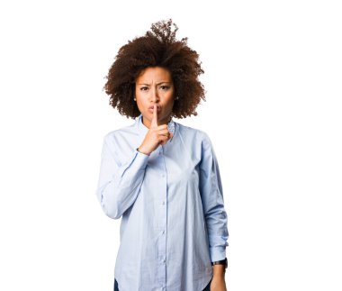 Genç siyah kadının sessizlik jest yapması