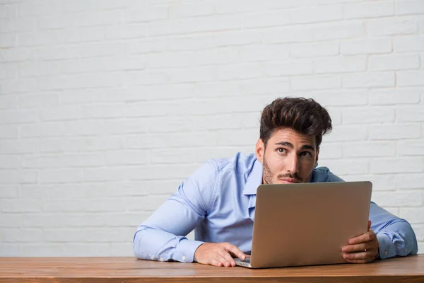 Jovem Homem Negócios Sentado Trabalhando Laptop Olhando Para Cima Pensando — Fotografia de Stock
