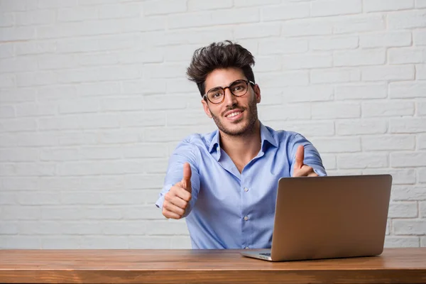 Fiatal Üzletember Működő Egy Laptop Vidám Izgatott Mosolyogva Növelni Hüvelykujjával — Stock Fotó