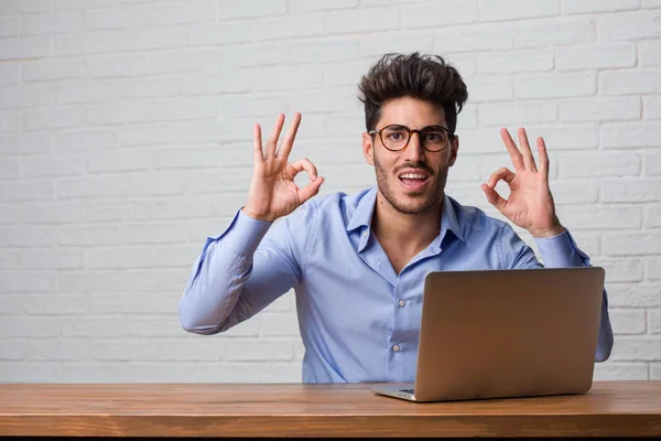 Giovane Uomo Affari Seduto Lavorando Computer Portatile Allegro Fiducioso Facendo — Foto Stock