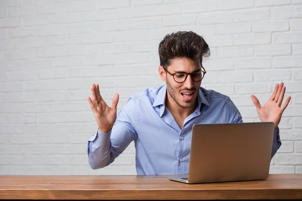 Jovem Homem Negócios Sentado Trabalhando Laptop Gritando Feliz Surpreso Com — Fotografia de Stock