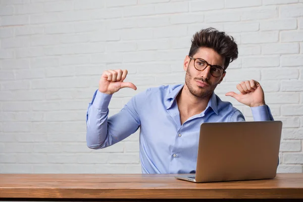 Jovem Homem Negócios Sentado Trabalhando Laptop Orgulhoso Confiante Apontando Dedos — Fotografia de Stock