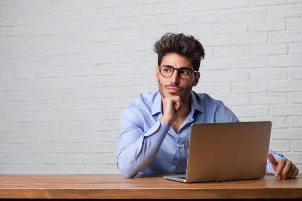 Jovem Homem Negócios Sentado Trabalhando Laptop Pensando Olhando Para Cima — Fotografia de Stock