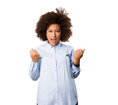 Genç siyah kadının kazanan bir jest yapması