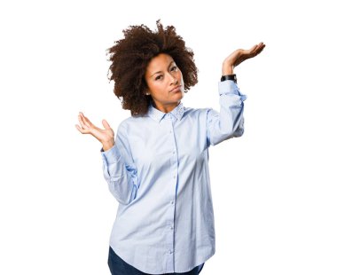 Genç siyah kadın şüphe