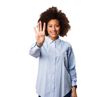 Genç siyah kadının dört numaralı jest yapması