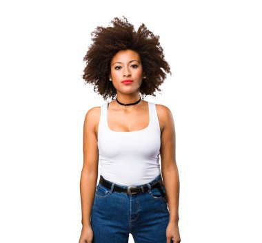 Beyaz arka plan üzerinde siyah kadın ayakta izole genç