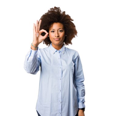 Genç siyah kadının iyi bir jest yapması