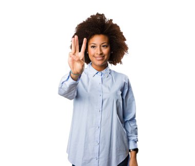 Genç siyah kadının üç numaralı jest yapması