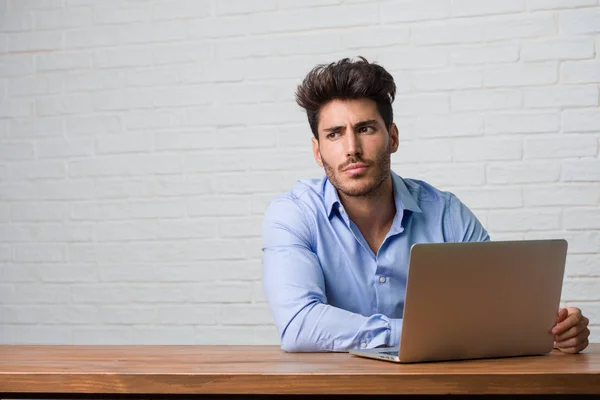 Giovane Uomo Affari Seduto Lavorare Computer Portatile Dubitare Confuso Pensando — Foto Stock