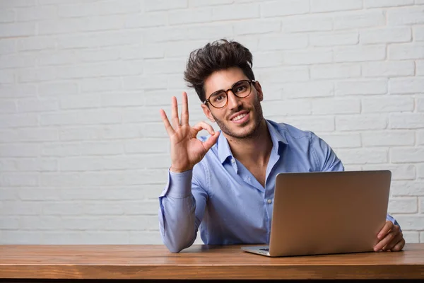 Jovem Homem Negócios Sentado Trabalhando Laptop Alegre Confiante Fazendo Gesto — Fotografia de Stock