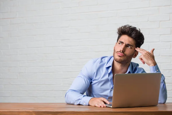 Jovem Homem Negócios Sentado Trabalhando Laptop Fazendo Gesto Suicida Sentindo — Fotografia de Stock