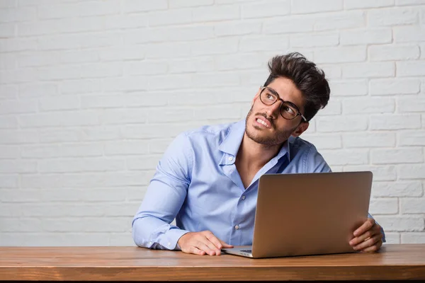 Jonge Zakenman Zitten Werken Een Laptop Gek Wanhopig Schreeuwen Onbeheerst — Stockfoto