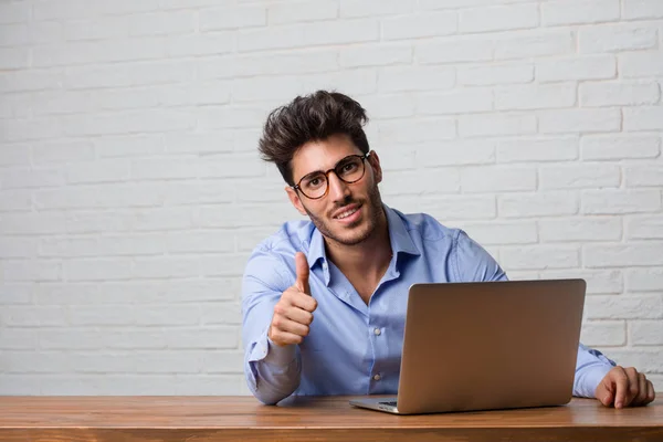 Jovem Homem Negócios Sentado Trabalhando Laptop Alegre Animado Sorrindo Levantando — Fotografia de Stock