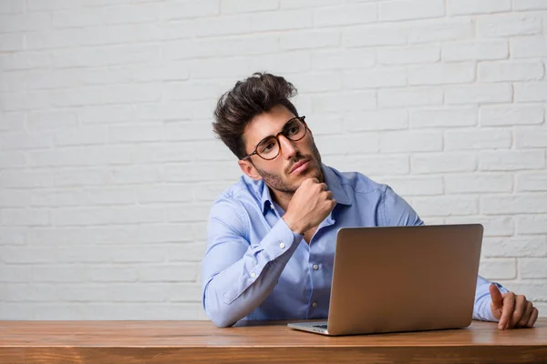 Jovem Homem Negócios Sentado Trabalhando Laptop Pensando Olhando Para Cima — Fotografia de Stock