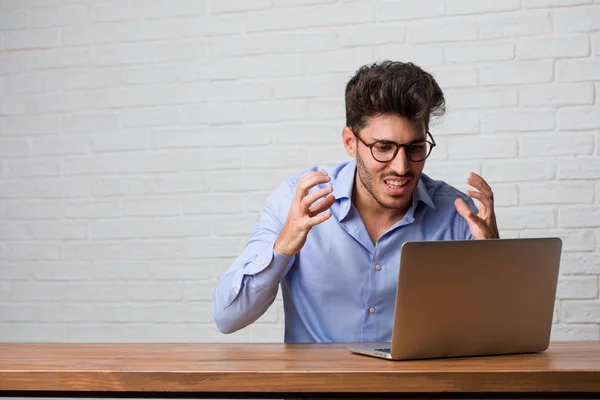 Jovem Homem Negócios Sentado Trabalhando Laptop Muito Irritado Chateado Muito — Fotografia de Stock