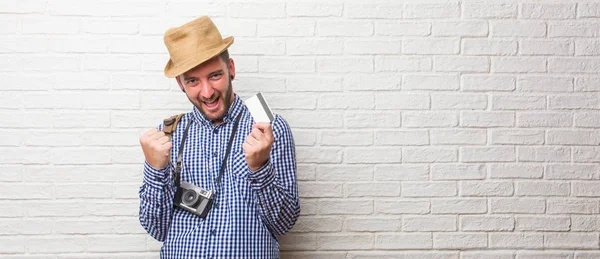 Mladý Cestovatel Muž Nošení Batohu Vinobraní Fotoaparát Velmi Šťastný Nadšený — Stock fotografie