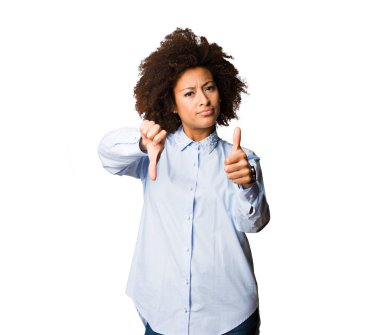Genç siyah kadının çelişkili bir jest yapması