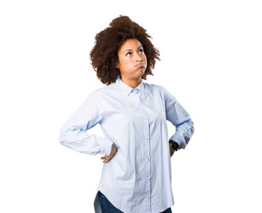 yorgun genç siyah kadın