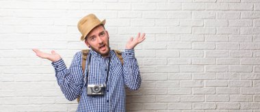 Sırt çantası ve bir vintage fotoğraf makinesi deli ve umutsuz, giyen genç yolcusu adam kontrolden çıktı, komik deli ifade özgürlüğü ve vahşi çığlıklar